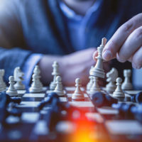 Hráč šachu sa sústredí na hru a svoj mentálny výkon