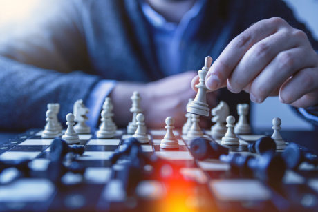 Hráč šachu sa sústredí na hru a svoj mentálny výkon